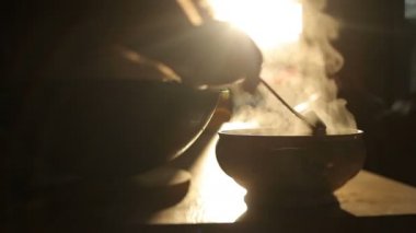 Bir tabak et ve sebze kazandan tavaya aktarılır.