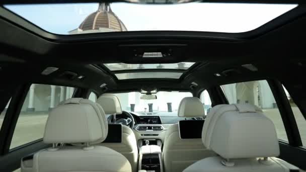 Beyaz arabanın içi. Modern teknolojiler arabada. Gösterge paneli, koltuk, arabanın üstü açık. — Stok video