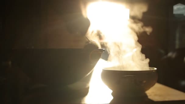 屋外の火の上に釜で調理.肉、玉ねぎ、ニンジンの一片は、火の上に鍋に沸騰した水で揚げられます。持ち帰り用の食品。釜で熱々の料理を蒸す — ストック動画