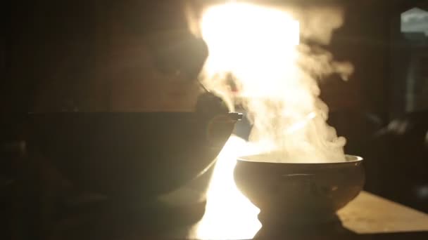 鍋に釜で皿に近い.鍋からスープを鍋に注ぐ — ストック動画