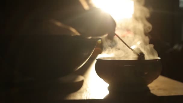 La nourriture chaude brûle. Soupe fraîchement cuite sur le feu. couvrir la casserole avec un couvercle — Video