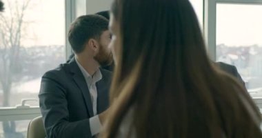 Bir grup iş ortağı ofiste stratejileri tartışıyor. Modern ofiste iş adamları buluşuyor. Ofiste çalışan bir grup meşgul insan.