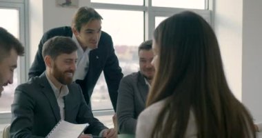 Ciddi iş adamları iş kadınları içinde boardroom toplanan şirketin büyüme için yeni fikirleri tartışmak, yeni yollar keşfetmek ek iş fırsatları küçük işletme ile ilgili sorunları çözmek keşfedin.