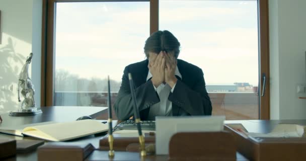 Ung affärsman med problem och stress på kontoret. Porträtt av orolig ung affärsman sitter framför datorn på kontoret. — Stockvideo