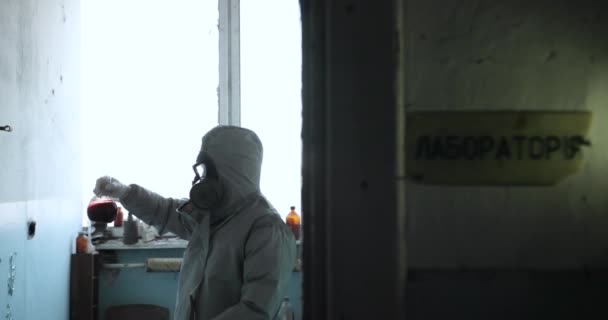 Médico cientista em vestuário de protecção e máscara de gás na zona de perigo. Química. Ameaça radioativa. Close-up. — Vídeo de Stock