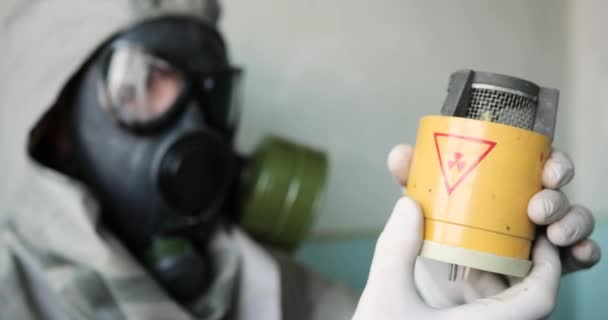 Radioaktiva hot mot Tjernobyl. Botemedlet. Motgift. Närbild. Kemikalier. — Stockvideo