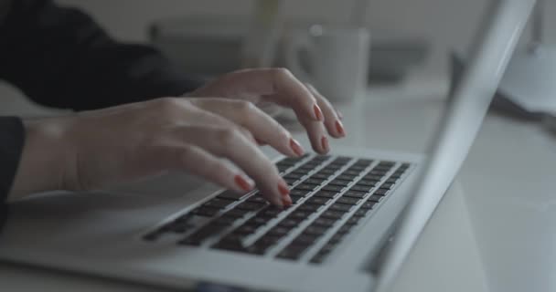 Concepto de oficina y negocio. Mujer de negocios desconocida con uñas rojas está trabajando en el portátil. 4k. — Vídeo de stock