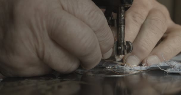 Άγνωστα αρσενικά χέρια ράβουν στην παλιά μηχανή ραμμένη στο χέρι. Προετοιμασία για δουλειά. Βάζει το νήμα στη μηχανή. 4ια. — Αρχείο Βίντεο