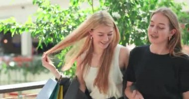 Tarz sahibi arkadaşlar alışveriş merkezinde yürüyor, gülüyor ve ilginç bir sohbet başlatıyorlar. Mutlu arkadaşlar başarılı bir alışverişten sonra evlerine giderler. 4K video