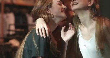 Alışveriş gezisinden sonra alışveriş merkezinin girişinde durup alışverişlerini tartışan iki çekici bayan müşteri. 4K video