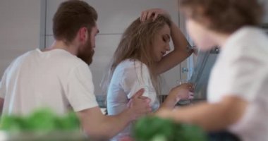 Tartışan genç bir çiftin yakın plan portresi ve oğulları bu sürece bakıyor. 4K video