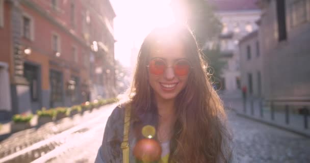 Portret tineri zâmbet atractiv femeie uita-te la camera la centrul orașului simt fericit fata de moda vara fata tehnologie soare frumos lent mișcare stradă . — Videoclip de stoc