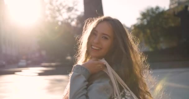 Menina feliz atraente andando na cidade, pôr do sol. — Vídeo de Stock