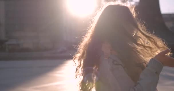 Wanita muda yang bahagia berjalan di kota. dan matahari berjalan ditempat peredarannya.. — Stok Video