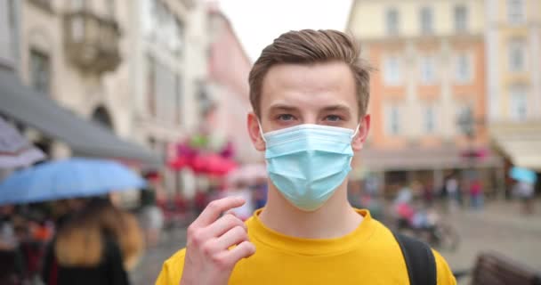Кавказька людина видаляє маску косид-19, кінець пандемії. Європейський чоловік знімає маску хвороби. — стокове відео