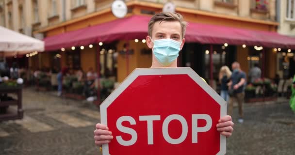 Припиніть інфекцію Здорова людина з знак "Стоп". людина носить захисну маску від інфекційних хвороб і грипу. Концепція охорони здоров'я — стокове відео