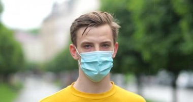 Salgın. Yakın plan genç, beyaz, sarışın, tıbbi maske takan çocuk şehir merkezinde yüz koruma programında. Sağlık hizmeti konsepti. Coronavirüs salgını
