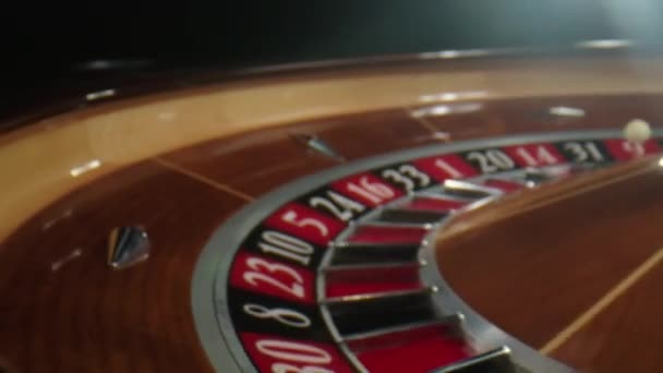 Рулетка казино в русі. Біла куля спадає до номера 29, а колесо обертається. Таблиця доріг у казино — стокове відео