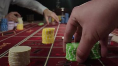 İnsan eli olan rulet masası kumarhaneye fiş koyuyor. Tanımlanamayan insanlar kumarhanede Rulet masasının arkasında oturup viski içip, puro içerek bahis oynuyorlar. Rulet tekerleği geliyor.