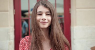 Güzel bir esmer kadın samimi mutlu neşeli olumlu ifade ile Büyük parlak beyaz gülümseme headshot.