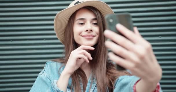 Bella ragazza fa foto nella città europea. Selfie è a Mosca. Traveler fa selfie intorno a vecchi edifici. Ragazza fa selfie per strada — Video Stock