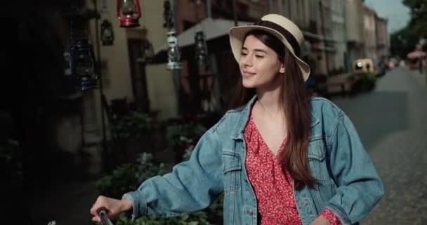 Jong vrij sensueel brunet meisje outdoor met vintage fiets met een mand en in modieuze stijlvolle kleding — Stockvideo