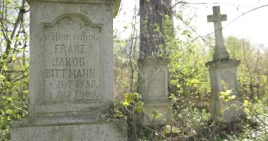 Eski Alman mezarlığı taşı ormandaki bir arazide, tarihi bir anıt..