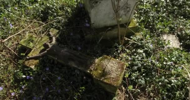 Viejas tumbas abandonadas en un cementerio católico. Las lápidas desvencijadas — Vídeos de Stock