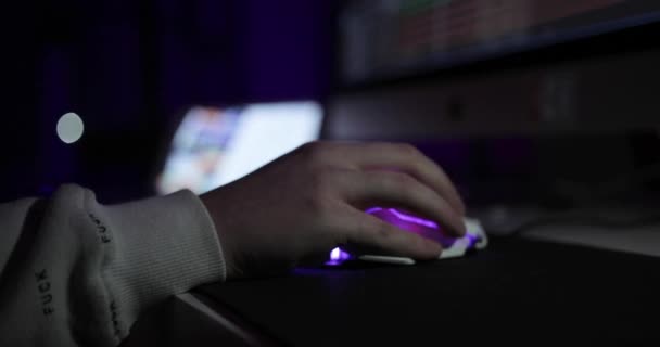 Mano humana en el ratón del ordenador. ratón de ordenador retroiluminado — Vídeo de stock