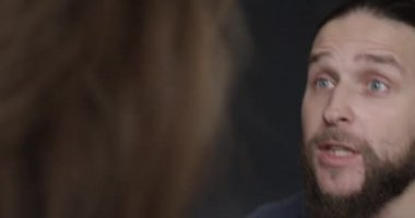 Agresif bir adam bir kadını döver. Bir adam, aile içi şiddeti göstermek için karısını dövüyor.