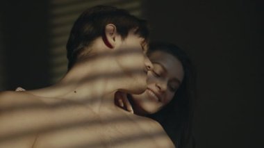 Genç adam ve kadın birlikte. Güzel genç bir çift. Birbirlerine aşık mutlu çiftler kucaklaşıp duygularını paylaşıyorlar. Birlikte olduğumuz için mutluyuz..