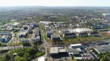 Güneşli bir günde Almanya 'nın Heilbronn bölgesindeki Weinsberg şehrinin modern kesiminin insansız hava aracı videosu. Modern mimari binalar, Yunan bölgeleri, parklar ve demiryolları üzerinde uçuş. Şehrin Panorama 'sı. 4K