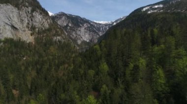 Avustralya Alplerindeki Toplitz Gölü üzerinde uçuş. Easiley karla kaplı dağlar ve aralarında güzel mavi bir göl. Kammersee dağ gölleri, Salzkammergut, Styria, Avusturya. 4K video.