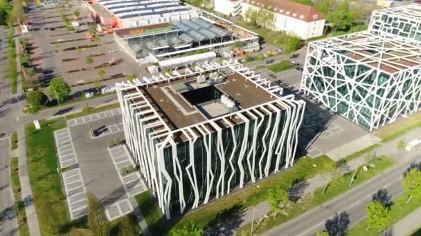 Närbild video av moderna byggnader i form av en kub. Drone video över moderna delen av staden Weinsberg i Heilbronn i Tyskland i soliga dagar, moderna arkitekturbyggnader, grean områden — Stockvideo