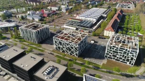 Vídeo de drone sobre a parte moderna da cidade Weinsberg no distrito de Heilbronn, na Alemanha, no dia ensolarado. Voo sobre edifícios de arquitetura moderna, áreas grean, parques e trilhos ferroviários. Panorama da cidade. 4K — Vídeo de Stock