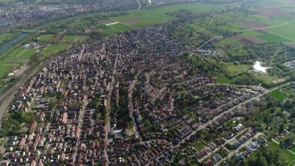 Lot z daleka nad pięknym rustykalnym miastem Weinsberg w dzielnicy Heilbronn w Niemczech o zachodzie słońca. Stare budynki łączą się z nowoczesną architekturą, terenami zielonymi, parkami i torami kolejowymi — Wideo stockowe