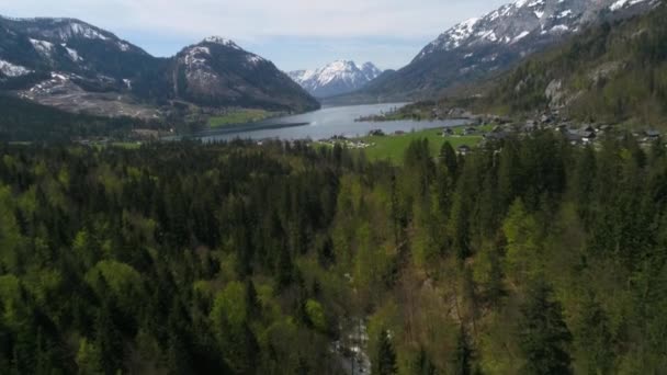 春天，在奥地利阿尔卑斯山中央，与美丽的格伦德尔斯湖一起飞越了村庄。澳大利亚乡村的风景，雪山雪山密布，还有美丽的蓝湖。4K — 图库视频影像