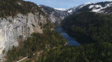 Avustralya Alplerindeki Toplitz Gölü üzerinde uçuş. Easiley karla kaplı dağlar ve aralarında güzel mavi bir göl. Kammersee dağ gölleri, Salzkammergut, Styria, Avusturya. 4K video.
