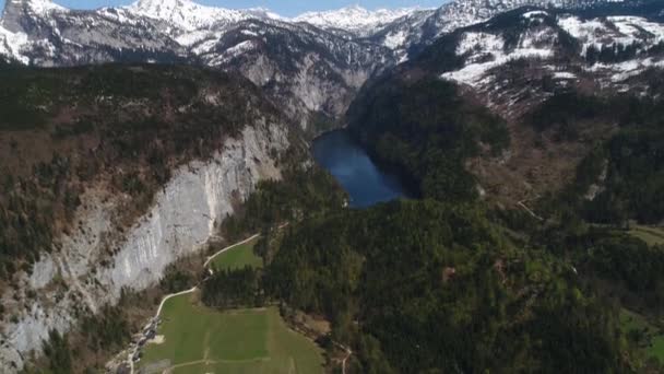 Volo sul lago di Toplitz nelle Alpi austriache. Montagne innevate Easiley e bellissimo lago blu tra loro. Laghi di montagna Kammersee, a Salzkammergut, Stiria, Austria. Video 4K. — Video Stock