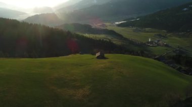 Avustralya köyünün panoramik manzarası ve baharda Alpler 'in karlı zirveleri. Güneş battı, yeşil orman, tarla, beyaz gökyüzü ve güneşli bir gün. Avrupa. High Mountain Range 'den insansız hava aracı görüntüsü. 4K video.