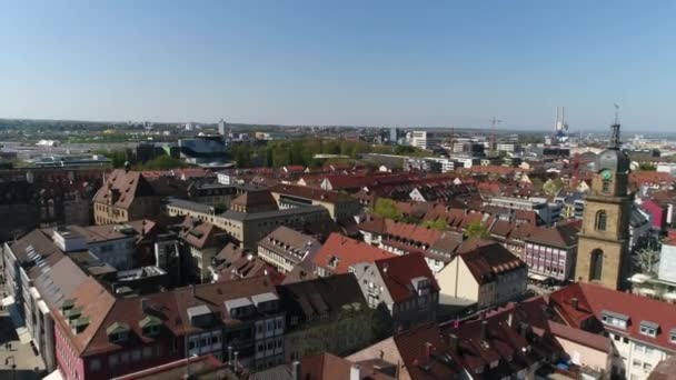 Flug über die schöne rustikale Stadt Weinsberg im Kreis Heilbronn in Deutschland. Alte Gebäude verbinden sich mit moderner Architektur. Stadtpanorama. 4K-Video. — Stockvideo