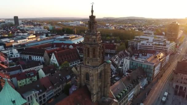 Voe sobre a bela cidade rústica Weinsberg no distrito de Heilbronn, na Alemanha, ao pôr do sol. Edifícios antigos combinam-se com arquitetura moderna, áreas grean, parques e trilhos ferroviários. Panorama da cidade — Vídeo de Stock