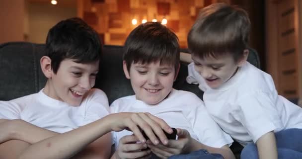 Kinder freundeten sich mit einer Mädchengruppe an, die mit ihrem Smartphone Internet spielte. Kinder versenden SMS auf Smartphone. — Stockvideo