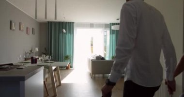 Yeni evinde eğlenen iki çocuklu mutlu bir aile. Oğlu ve kızı olan çok ırklı genç aileler yeni bir daireye taşınıyor.