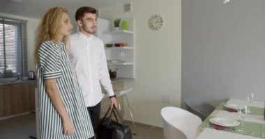Neşeli mutlu çocuklar yeni güzel bir eve giriyorlar, aile gündüz taşınıyor, heyecanlı çocuklar evlerini keşfediyor, birlikte eğleniyorlar..
