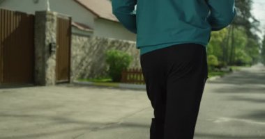 Spor yürüyüşü. Spor takım elbiseli bir adam spor yürüyüşü yapıyor.