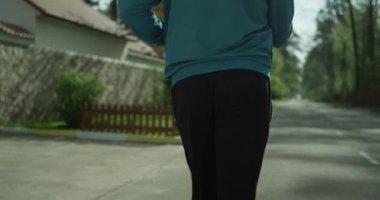Spor giyimli adam hızlı yürüyor..