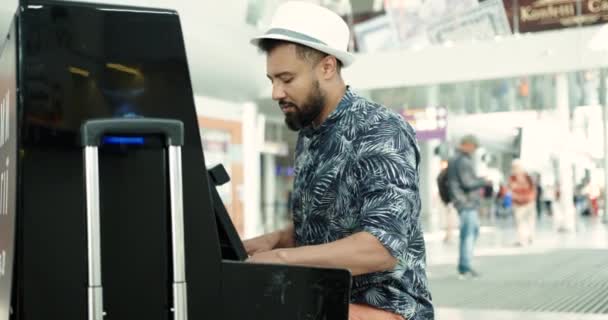 Afro-american man playing piano. attractive african american man with beard in white hat playing piano in crowded place. man playing piano at airport — Stock Video