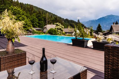 havuz başında şarap