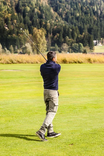 Golf ragazzo fare un swing — Foto Stock